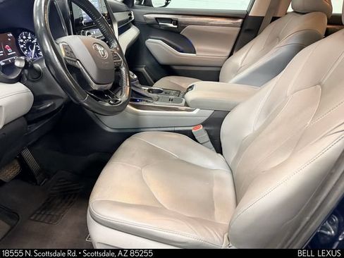 Used 2021 Toyota Highlander Limited FWD image 15