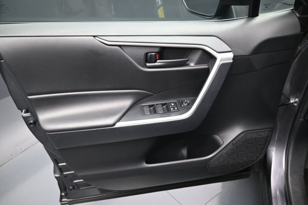 Used 2025 Toyota RAV4 LE AWD/4WD image 10