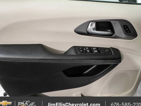 Used 2024 Chrysler Pacifica Touring-L FWD image 6