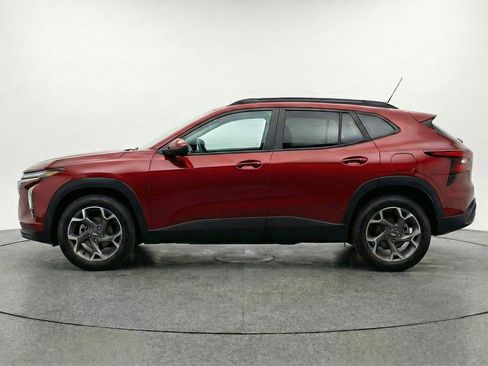 Used 2025 Chevrolet Trax LT w/ LT Convenience Package FWD image 5