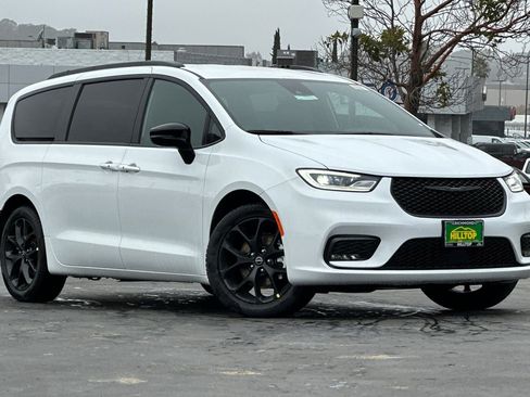 New 2026 Chrysler Pacifica Select image 2