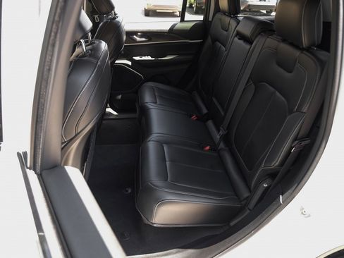 Used 2022 Jeep Grand Cherokee Limited image 51