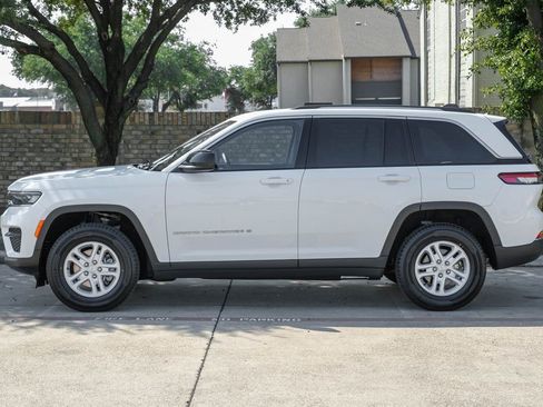 Used 2022 Jeep Grand Cherokee Laredo w/ Luxury Tech Group I image 16