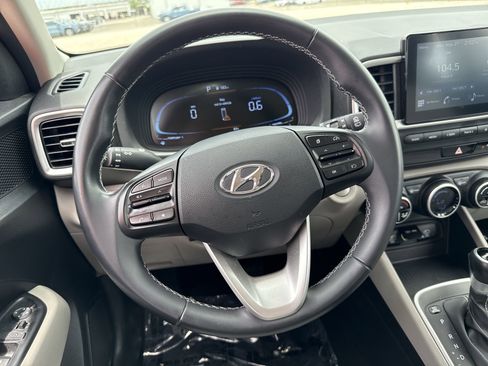 Used 2024 Hyundai Venue SEL FWD image 11