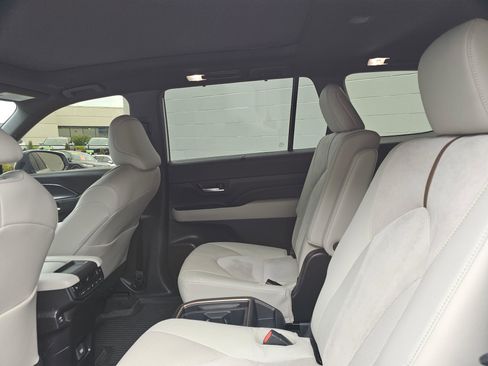 Used 2024 Toyota Grand Highlander AWD Hybrid image 19