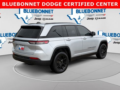 Used 2024 Jeep Grand Cherokee Altitude AWD/4WD image 5