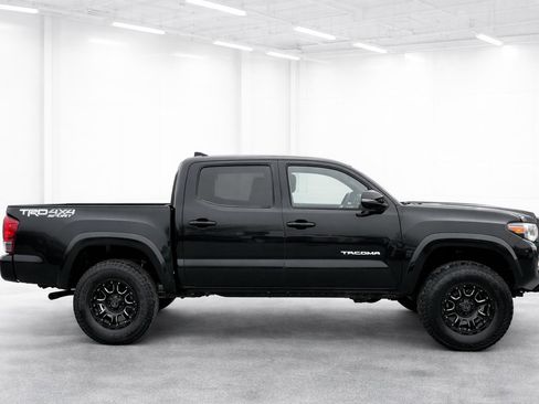 Used 2016 Toyota Tacoma TRD Sport w/ Premium & Technology Package image 5
