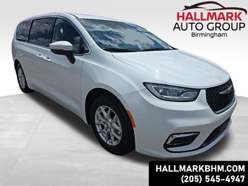 Used 2023 Chrysler Pacifica Touring-L FWD image 1