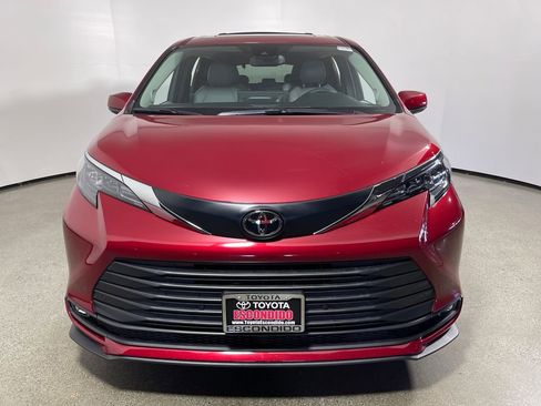 New 2026 Toyota Sienna XLE image 8