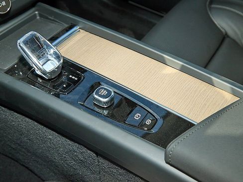 New 2026 Volvo XC60 B5 Ultra w/ Climate Package image 17