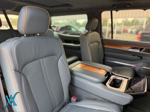 Used 2022 Jeep Grand Wagoneer Series II w/ Convenience Group III AWD/4WD image 18