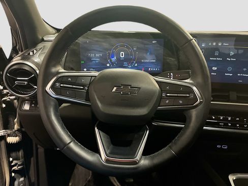 Used 2025 Chevrolet Equinox LT w/ Safety and Technology Package FWD image 11