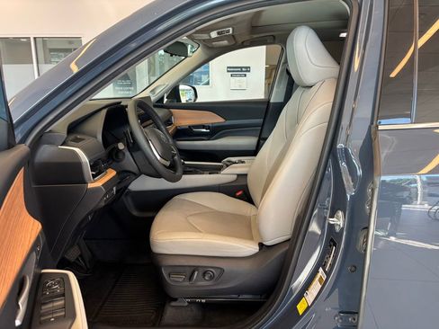 Used 2024 Toyota Grand Highlander AWD image 15