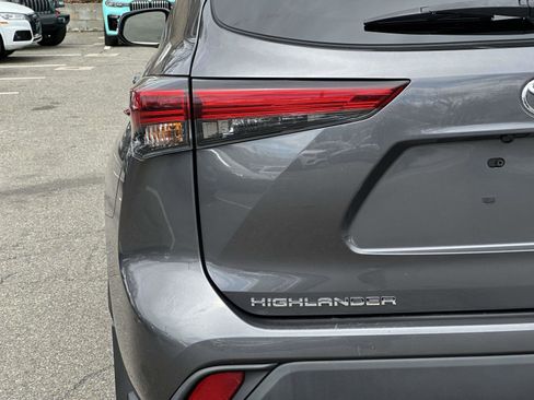 Used 2022 Toyota Highlander XLE image 12