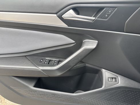 Certified 2025 Volkswagen Jetta SE w/ Sunroof Package image 9