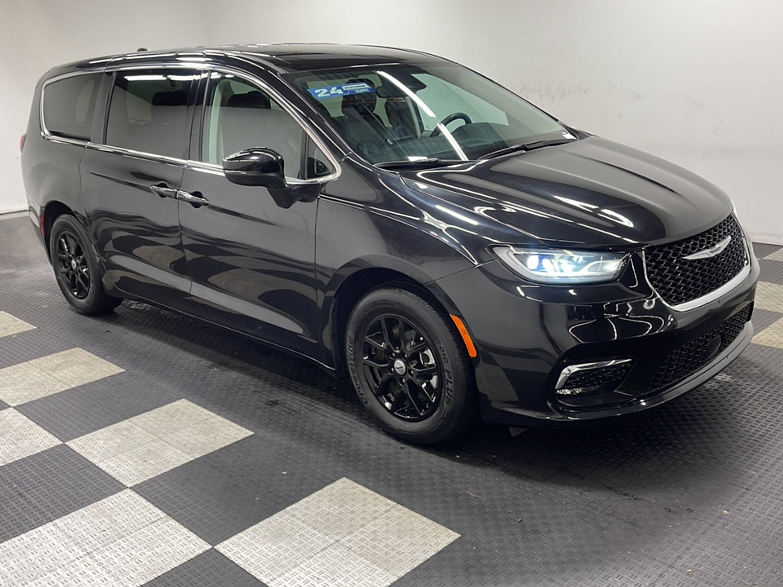 Used 2023 Chrysler Pacifica Touring-L FWD image 23