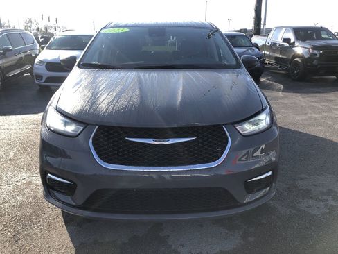 Used 2023 Chrysler Pacifica Touring-L image 16