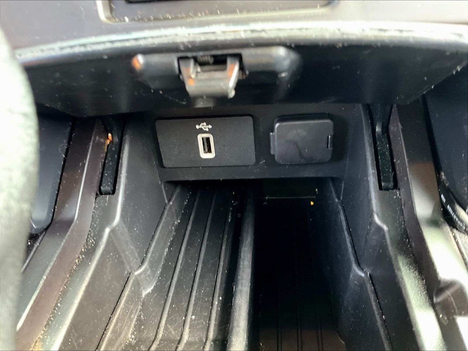 Used 2018 Ford Explorer XLT w/ Equipment Group 202A FWD image 16