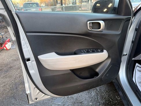 Used 2022 Hyundai Venue SEL FWD image 23