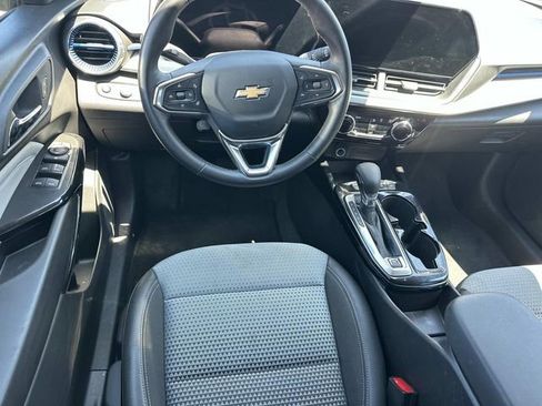 Used 2025 Chevrolet Trax LT w/ LT Convenience Package FWD image 17