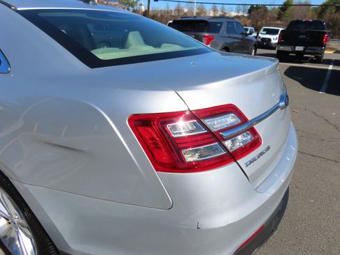 Used 2016 Ford Taurus SE image 10