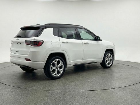 Used 2025 Jeep Compass Latitude image 9