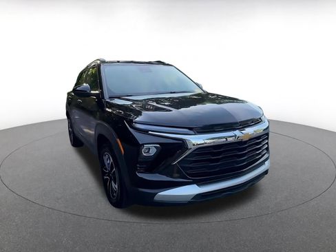 Used 2025 Chevrolet TrailBlazer LT FWD image 3