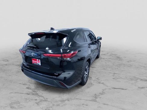 Used 2022 Toyota Highlander XLE image 9