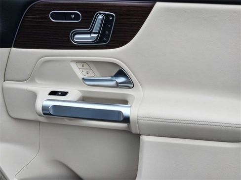 New 2026 Mercedes-Benz GLB 250 4MATIC image 17
