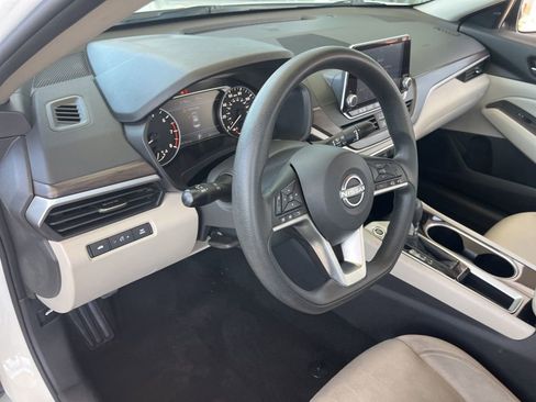 Used 2024 Nissan Altima 2.5 SV FWD image 9