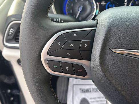 Used 2024 Chrysler Pacifica Touring-L image 12