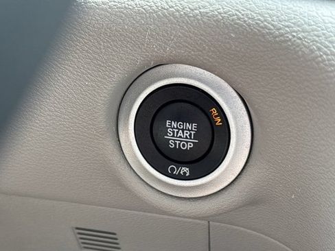 Used 2024 Chrysler Pacifica Touring-L FWD image 31