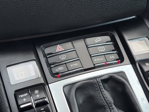 Used 2018 Porsche Macan AWD/4WD image 37