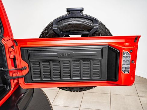Used 2022 Jeep Wrangler Unlimited Sahara w/ LED Lighting Group AWD/4WD image 21