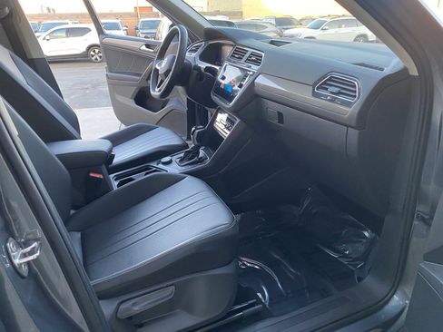 Used 2023 Volkswagen Tiguan SE w/ Panoramic Sunroof Package image 21
