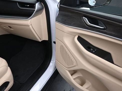 Used 2025 Jeep Grand Cherokee L Limited w/ Luxury Tech Group II image 26