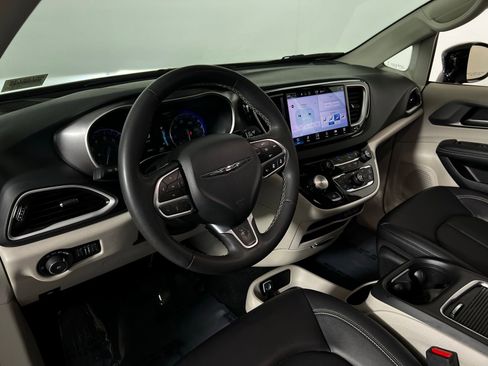 Used 2024 Chrysler Pacifica Touring-L image 12