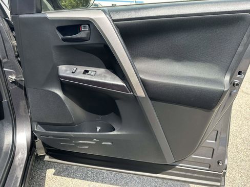 Used 2018 Toyota RAV4 LE AWD/4WD image 21