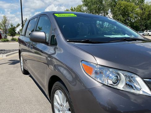 Used 2017 Toyota Sienna LE AWD/4WD image 11