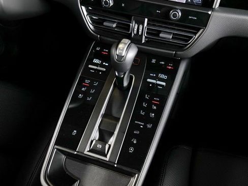 Certified 2026 Porsche Macan AWD/4WD image 16