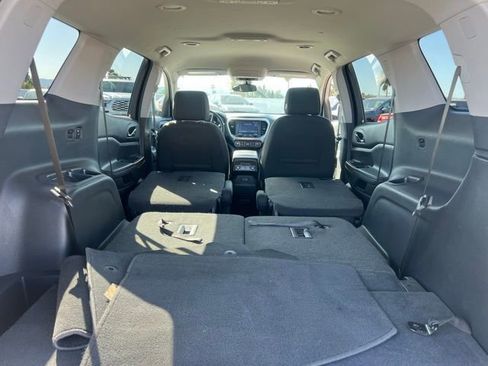 Used 2021 GMC Acadia SLE image 37
