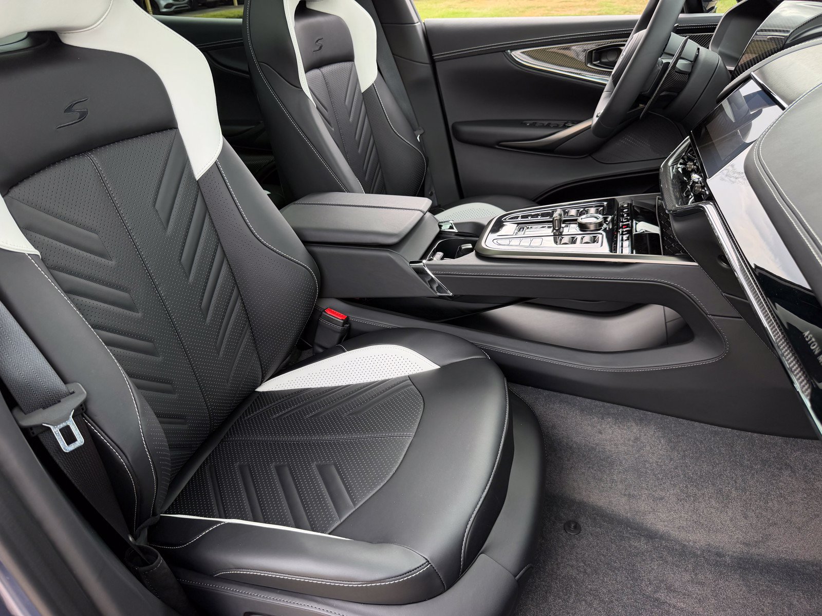 New 2026 Aston Martin DBX S AWD/4WD image 18