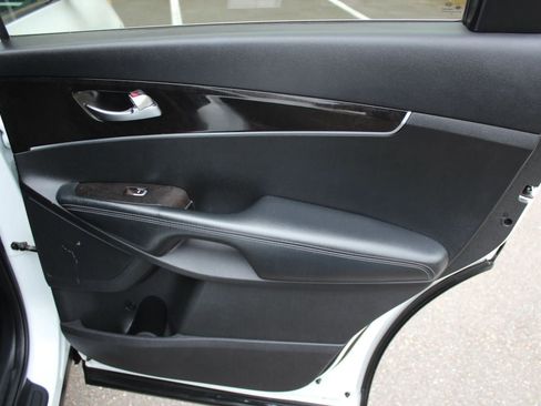 Used 2018 Kia Sorento FWD image 21
