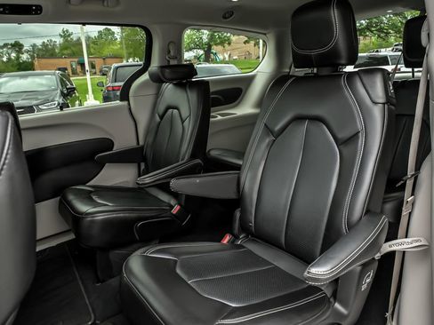 Used 2023 Chrysler Pacifica Touring-L FWD image 17