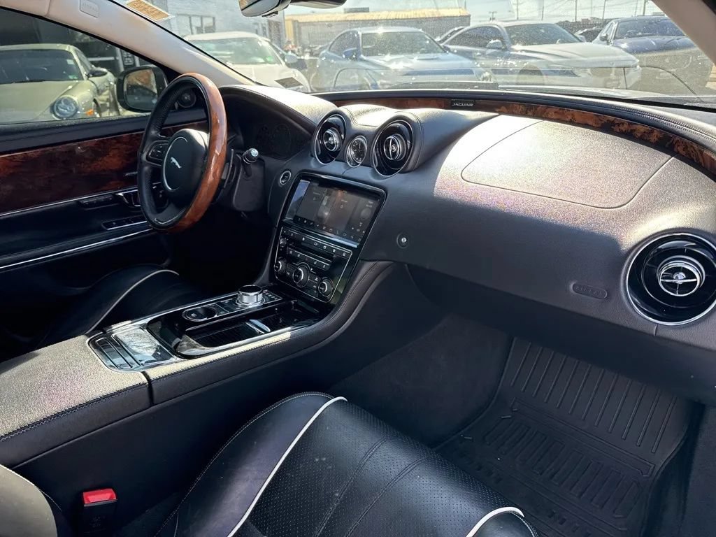 Used 2019 Jaguar XJ R-Sport AWD/4WD image 24
