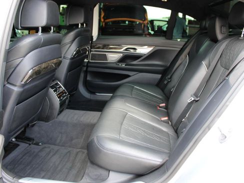 Used 2017 BMW 750i RWD image 37