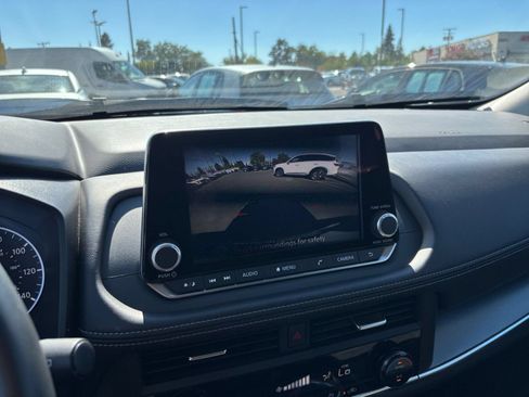 Used 2025 Nissan Rogue SV FWD image 25