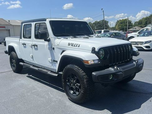 Used 2023 Jeep Gladiator Sport AWD/4WD image 3