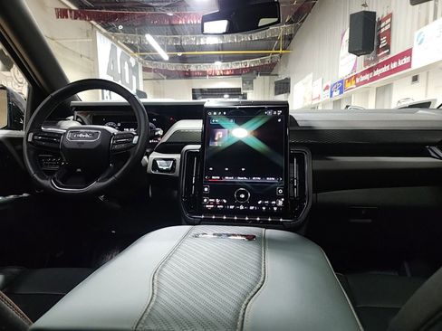 Used 2025 GMC Yukon XL AT4 image 8