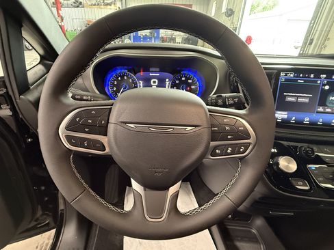 New 2027 Chrysler Pacifica Select FWD image 17